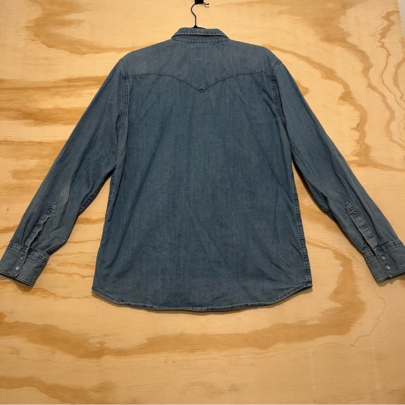 Levis Men’s large Blue Denim Barstow Western Pearl Snap LS Shirt Pockets Red Tab - Picture 2 of 9